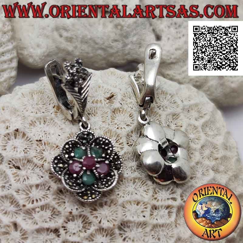 Orecchini in argento pendenti a fiore con rubini e smeraldi alternati e petali di marcassite