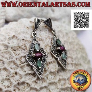 Boucles d'oreilles à pendentif losange marcassite en argent avec robe fourreau entre émeraudes navette