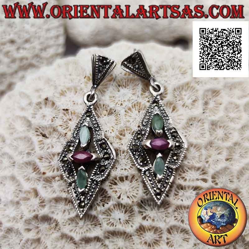 Boucles d'oreilles à pendentif losange marcassite en argent avec robe fourreau entre émeraudes navette