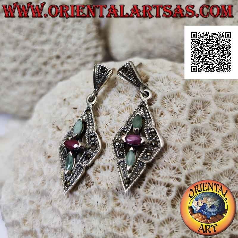 Boucles d'oreilles à pendentif losange marcassite en argent avec robe fourreau entre émeraudes navette