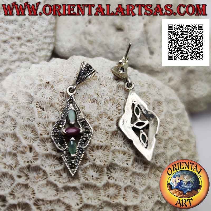 Boucles d'oreilles à pendentif losange marcassite en argent avec robe fourreau entre émeraudes navette