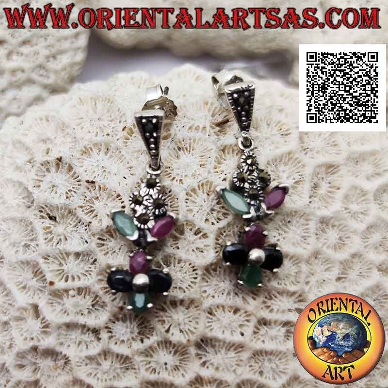 Pendientes colgantes de plata con una composición de esmeraldas, rubíes y zafiros naturales engastados y marcasita