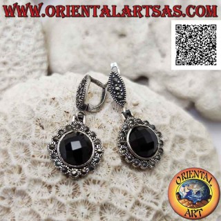 Orecchini in argento con onice tonda sfaccettata sporgente e cornice tondeggiante tempestata di marcassite