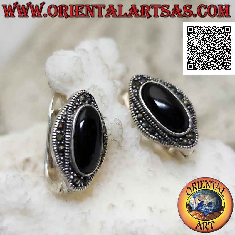 Boucles d'oreilles en argent avec onyx ovale entouré d'une double ellipse entrelacée parsemée de marcassite
