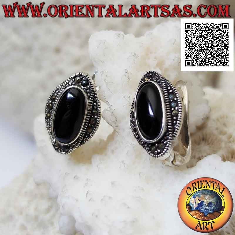Boucles d'oreilles en argent avec onyx ovale entouré d'une double ellipse entrelacée parsemée de marcassite