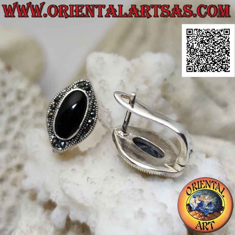 Pendientes de plata con ónix ovalado rodeado por una elipse doble entrelazada tachonada de marcasita