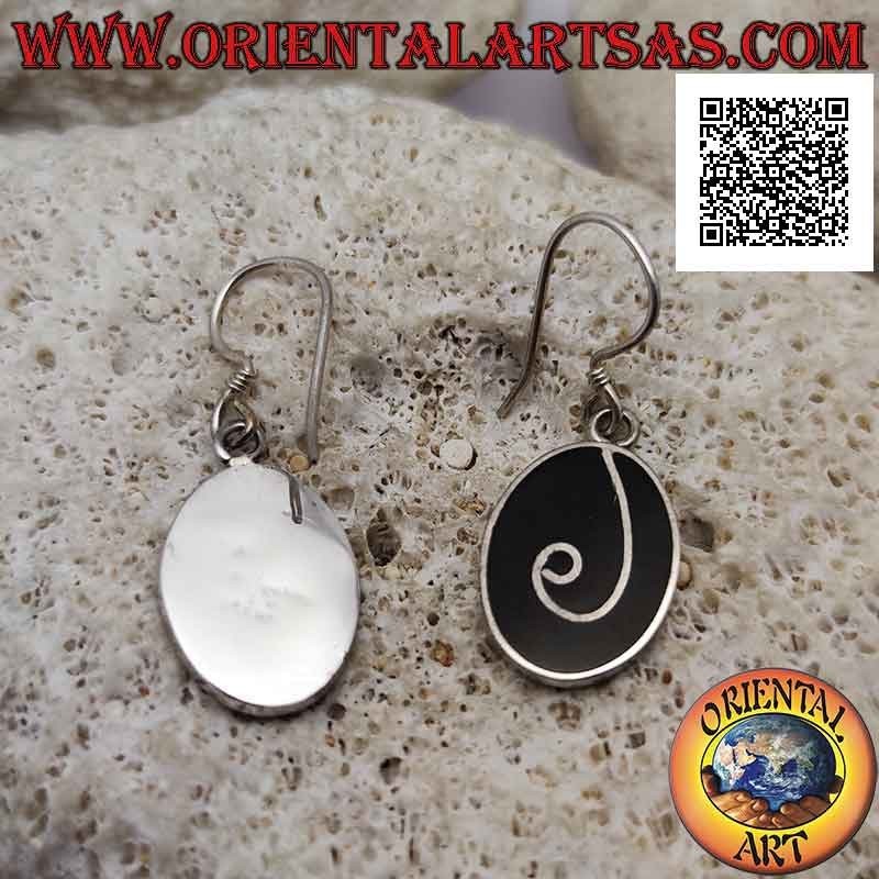 Silberohrringe mit ovalem Onyx bündig mit der Kante und gewundener Linie in Silber
