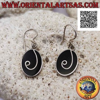 Silver earrings with oval onyx flush with the edge and sinuous line in silver