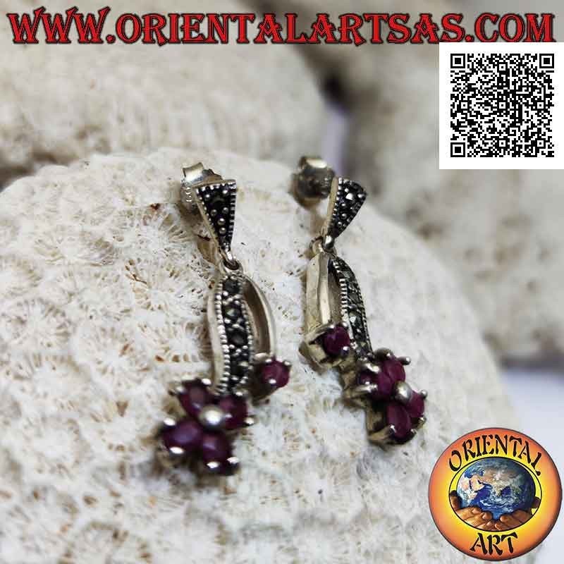 Boucles d'oreilles en argent avec arc en marcassite et pendentif fleur à quatre pétales de rubis naturels