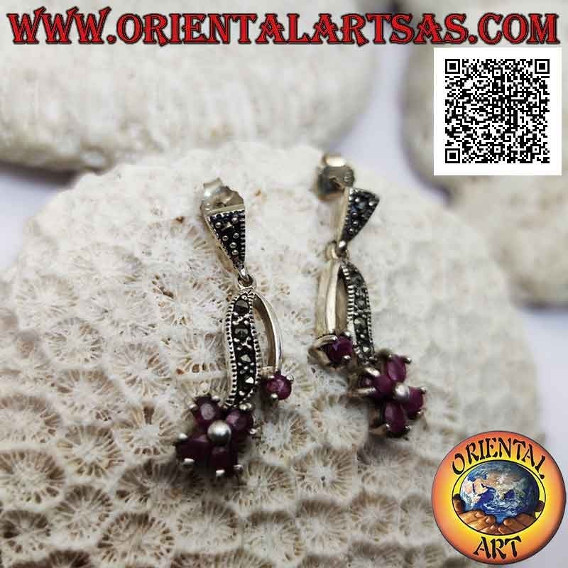 Pendientes de plata con arco de marcasita y flor colgante con cuatro pétalos de rubíes naturales