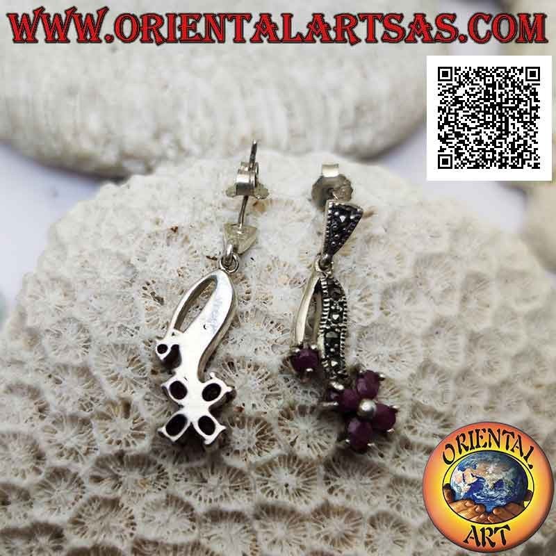 Orecchini in argento ad archetto in marcassite e fiore pendente a quattro petali di rubini naturali