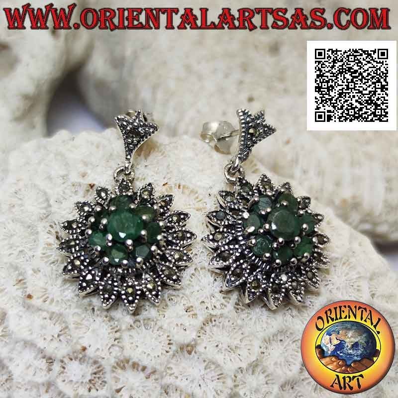 Boucles d'oreilles en argent en forme de fleur de Dahlia avec des émeraudes rondes et des marcassites sertis