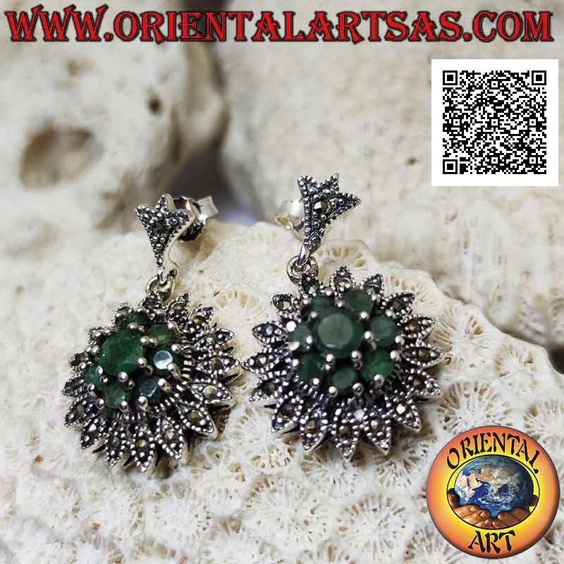 Boucles d'oreilles en argent en forme de fleur de Dahlia avec des émeraudes rondes et des marcassites sertis