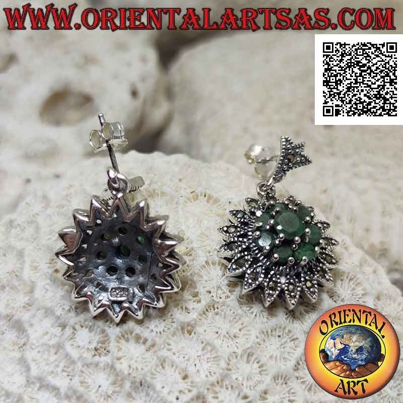 Boucles d'oreilles en argent en forme de fleur de Dahlia avec des émeraudes rondes et des marcassites sertis
