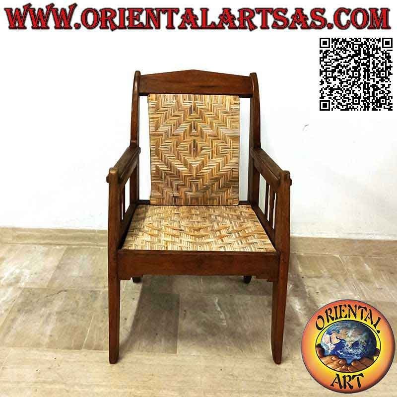 Sillón de salón colonial antiguo en madera de teca con asiento y respaldo de paja vienesa