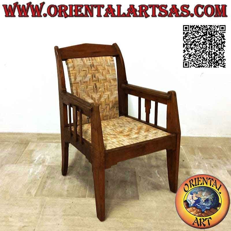 Fauteuil de salon colonial ancien en bois de teck avec assise et dossier en paille viennoise