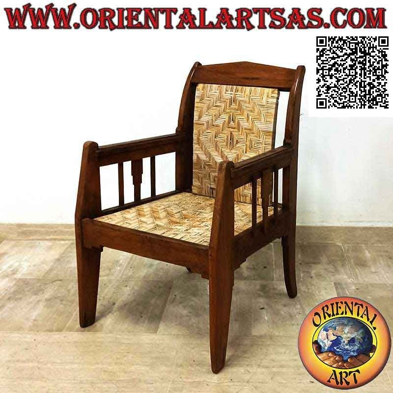 Poltrona bassa da salotto antica coloniale in legno di teak con seduta e schienale in paglia di vienna