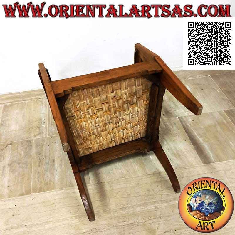Sillón de salón colonial antiguo en madera de teca con asiento y respaldo de paja vienesa
