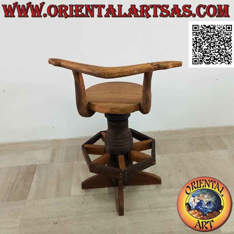 Taburete giratorio con respaldo realizado con piezas antiguas de un vagón de madera maciza