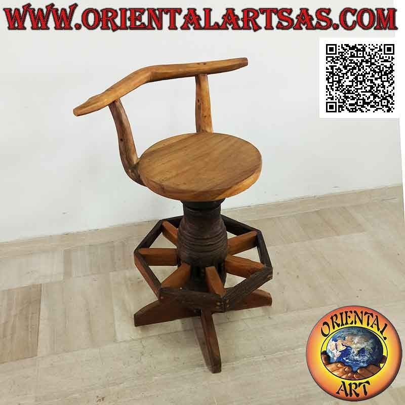 Taburete giratorio con respaldo realizado con piezas antiguas de un vagón de madera maciza