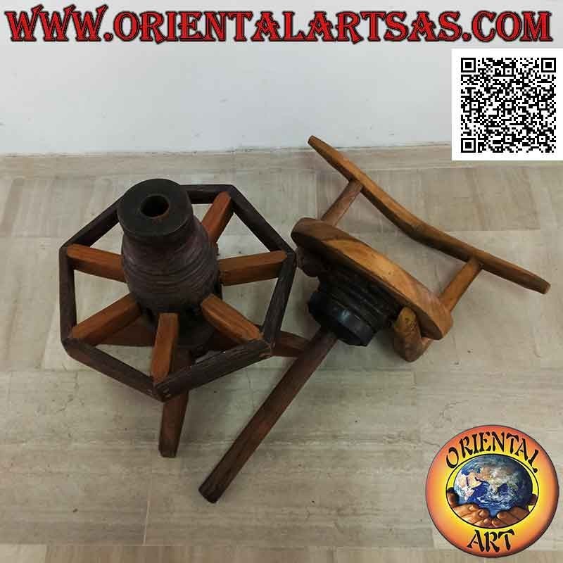 Tabouret pivotant avec dossier fabriqué avec des pièces anciennes d'un wagon en bois massif