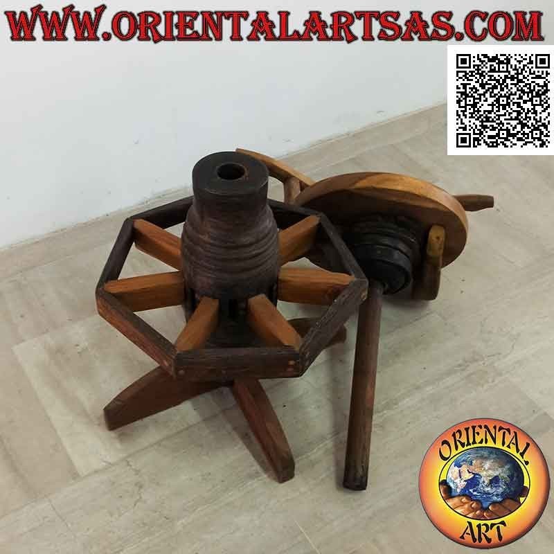 Taburete giratorio con respaldo realizado con piezas antiguas de un vagón de madera maciza