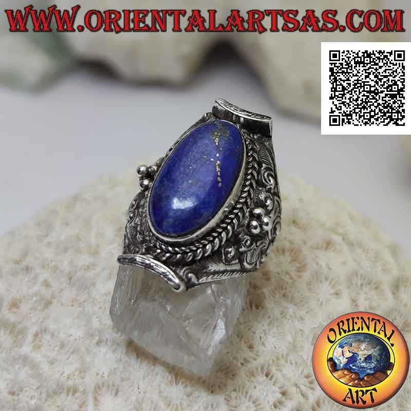 Anello in argento con lapislazzulo ovale su montatura nepalese e decoro etnico floreale in altorilievo (17)