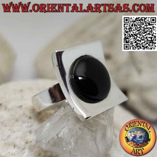 Bague concave carrée en argent lisse avec cabochon rond central onyx