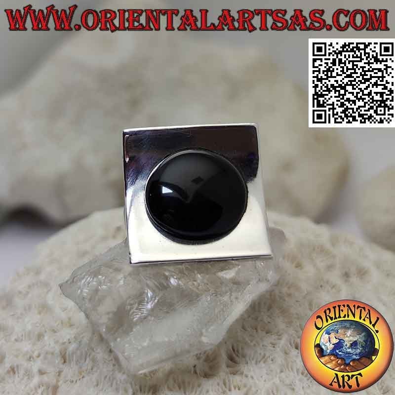 Anillo de plata liso cuadrado cóncavo con ónix cabujón redondo central