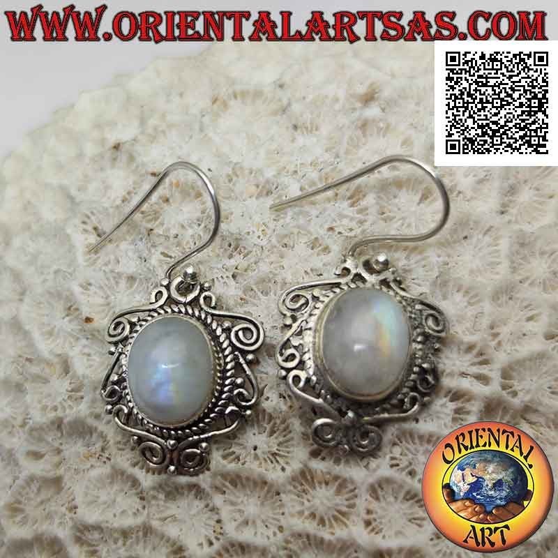 Boucles d'oreilles en argent avec cabochon ovale pierre de lune arc-en-ciel entouré de frettes grecques entrelacées et perforées