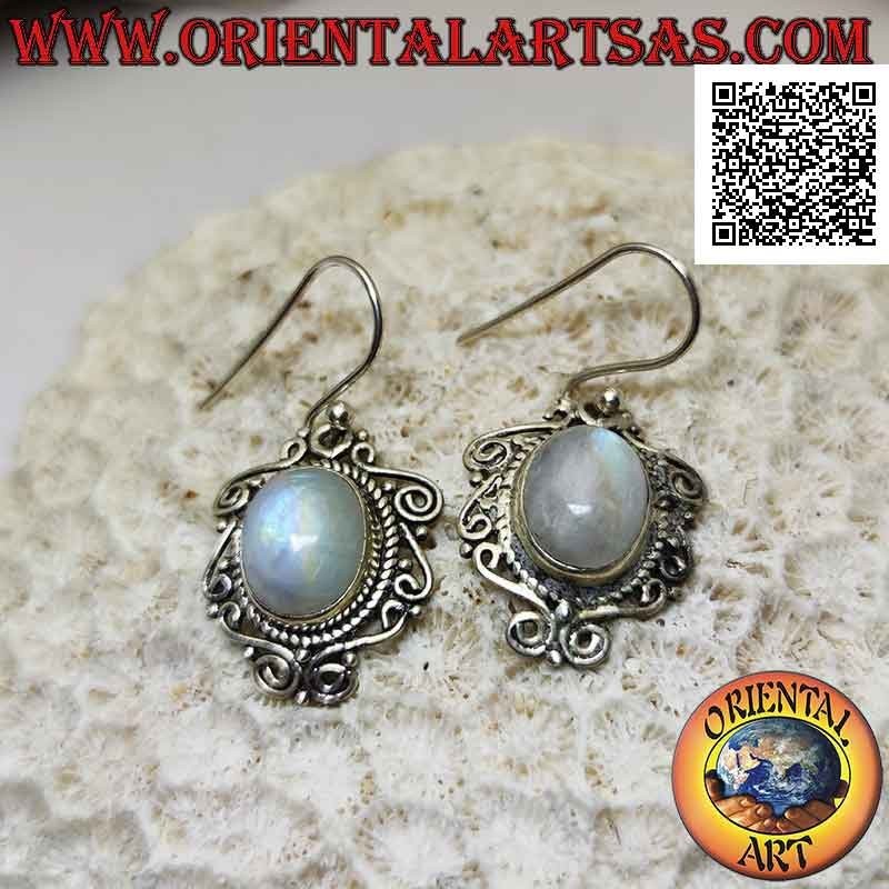 Silberohrringe mit ovalem Cabochon-Regenbogenmondstein, umgeben von verwobenen und perforierten griechischen Bünden