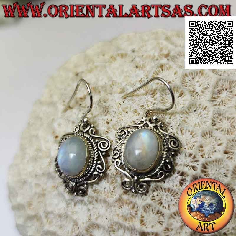 Orecchini in argento con pietra di luna arcobaleno ovale cabochon contornata da intreccio e greche traforate