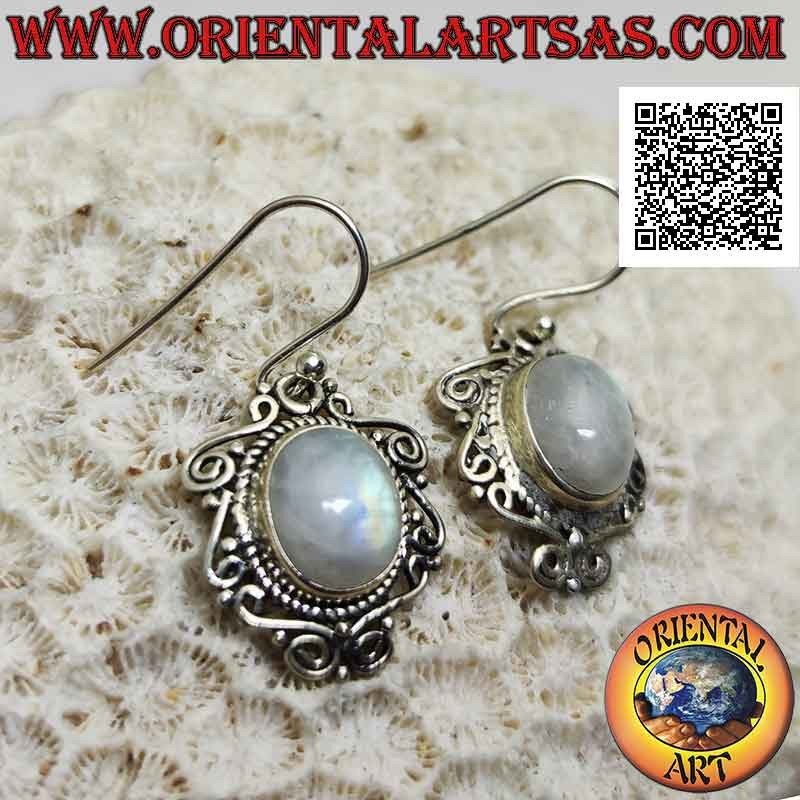 Silberohrringe mit ovalem Cabochon-Regenbogenmondstein, umgeben von verwobenen und perforierten griechischen Bünden