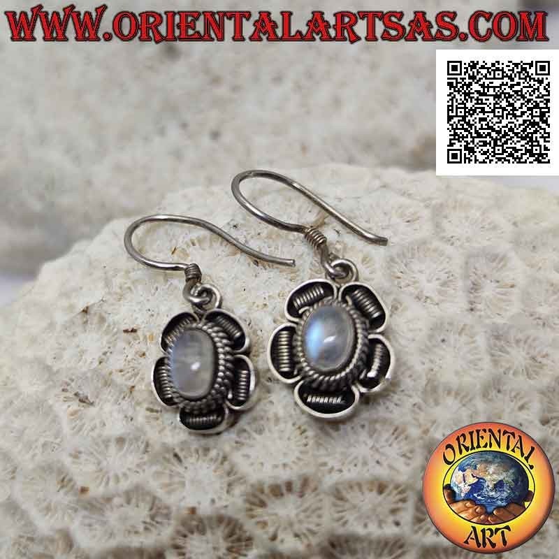 Pendientes de flor de plata con piedra lunar arcoíris ovalada cabujón y decoración en bajorrelieve