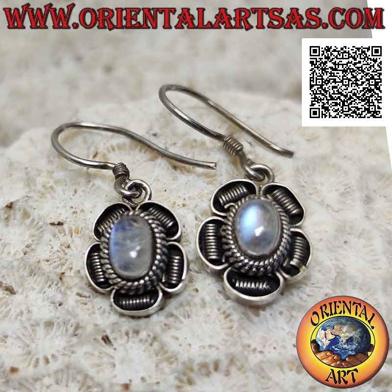 Boucles d'oreilles fleur en argent avec cabochon ovale pierre de lune arc-en-ciel et décoration bas-relief