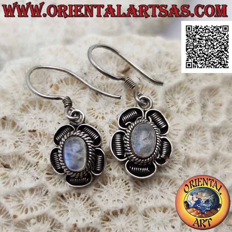 Boucles d'oreilles fleur en argent avec cabochon ovale pierre de lune arc-en-ciel et décoration bas-relief