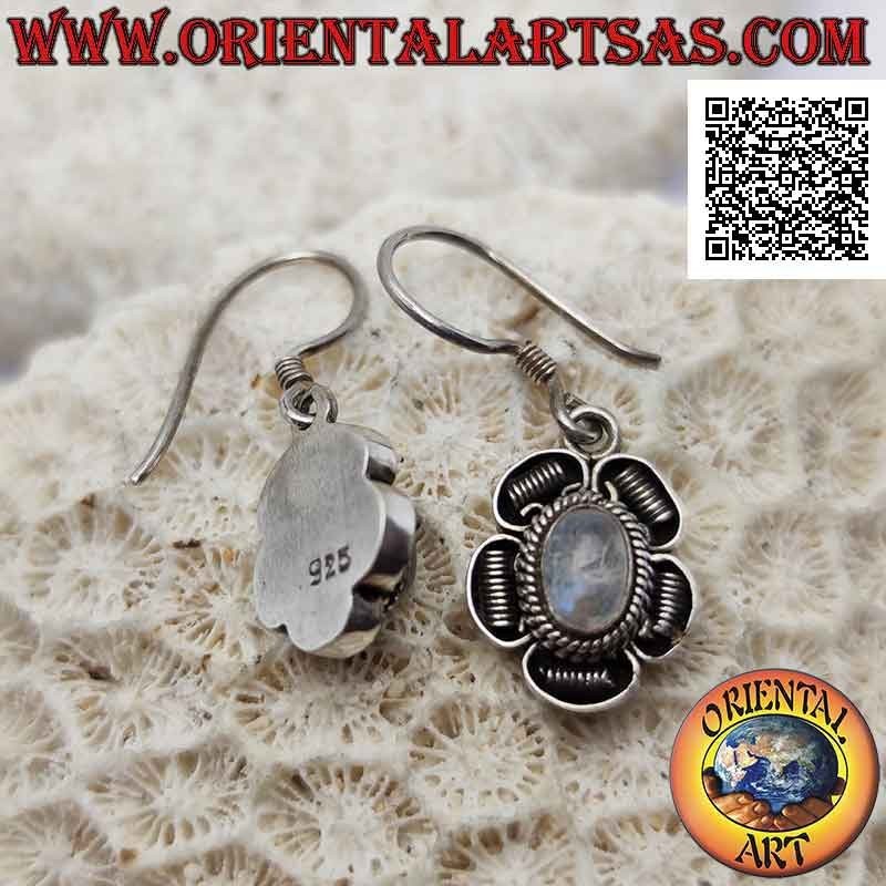 Boucles d'oreilles fleur en argent avec cabochon ovale pierre de lune arc-en-ciel et décoration bas-relief