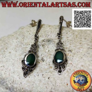 Boucles d'oreilles en argent avec agate verte ovale au ras du bord sur une monture cloutée de marcassite