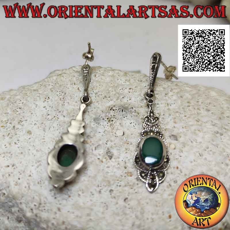 Pendientes de plata con ágata verde ovalada al ras con el borde en un marco tachonado de marcasita
