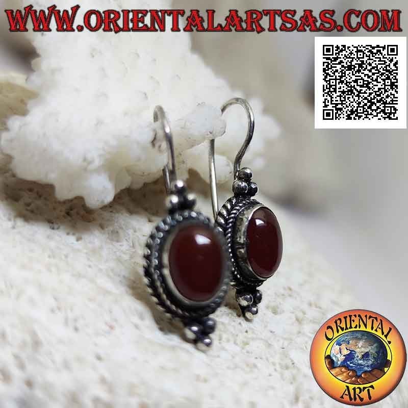 Silberohrringe mit ovalem Cabochon-Karneol, umgeben von Verflechtungen und drei Kugeln oben und unten