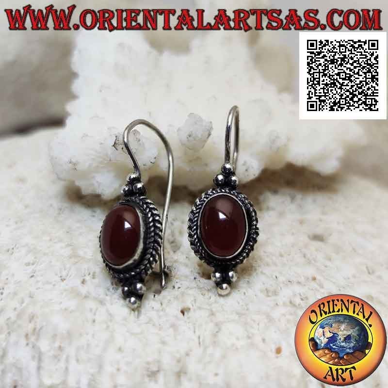 Boucles d'oreilles en argent avec cabochon ovale cornaline entouré d'entrelacs et trio de boules dessus et dessous