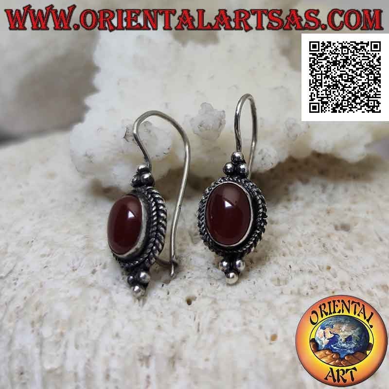 Orecchini in argento con corniola ovale cabochon contornata da intreccio e tris di palline sopra e sotto