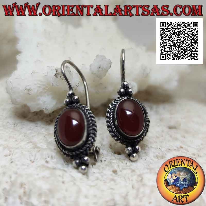 Silberohrringe mit ovalem Cabochon-Karneol, umgeben von Verflechtungen und drei Kugeln oben und unten