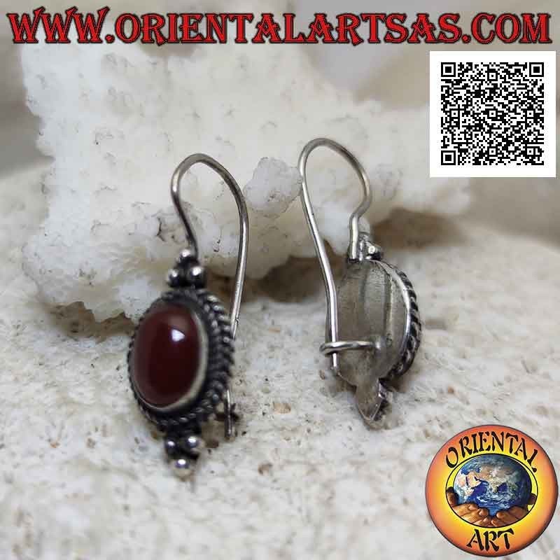 Silberohrringe mit ovalem Cabochon-Karneol, umgeben von Verflechtungen und drei Kugeln oben und unten