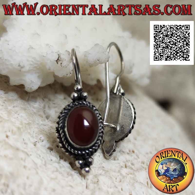 Silberohrringe mit ovalem Cabochon-Karneol, umgeben von Verflechtungen und drei Kugeln oben und unten