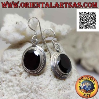 Boucles d'oreilles en argent avec grenat naturel ovale facetté et large bord lisse avec entrelacement