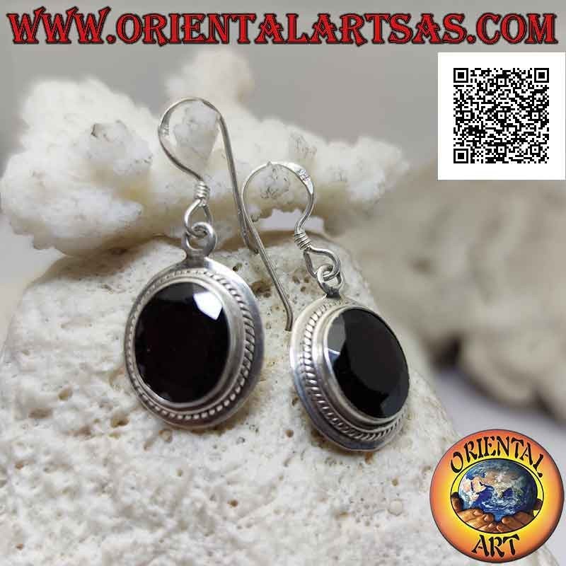 Boucles d'oreilles en argent avec grenat naturel ovale facetté et large bord lisse avec entrelacement