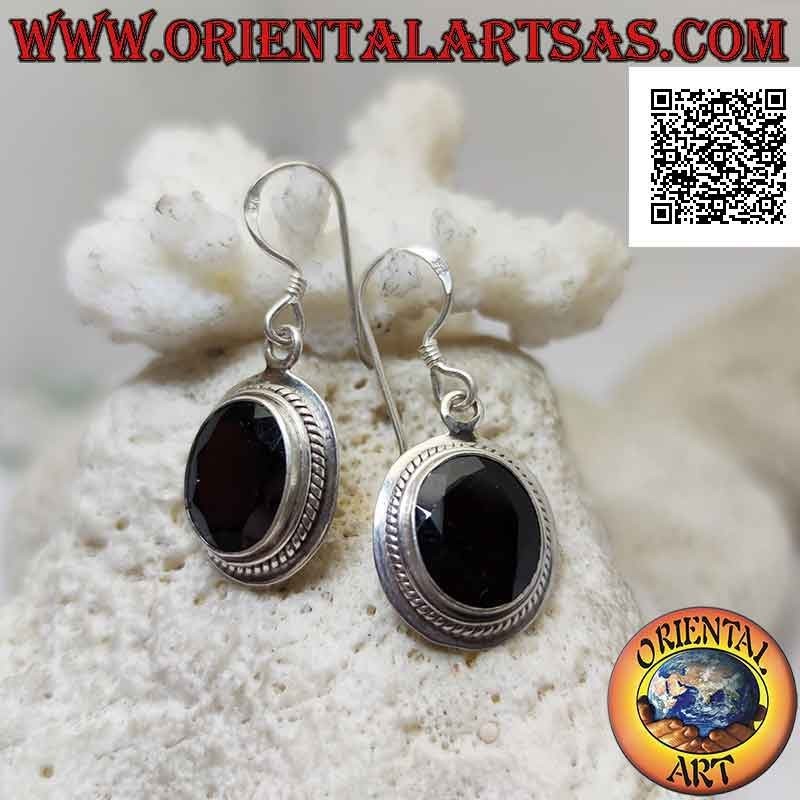 Boucles d'oreilles en argent avec grenat naturel ovale facetté et large bord lisse avec entrelacement