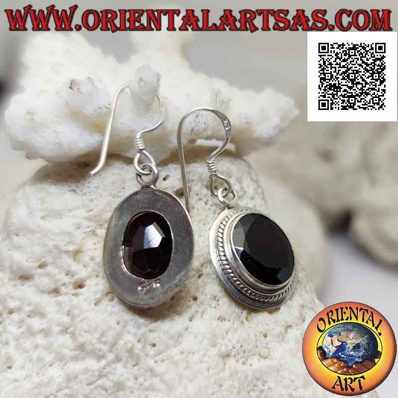 Boucles d'oreilles en argent avec grenat naturel ovale facetté et large bord lisse avec entrelacement