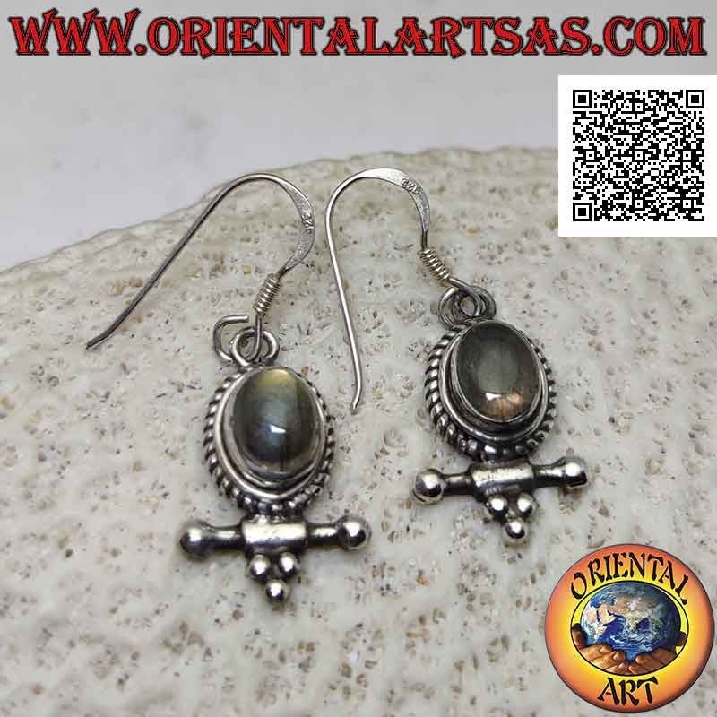 Silberohrringe mit ovalem Cabochon-Labradorit, umgeben von Interlacing und mit Kugeln darunter